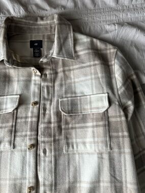 H&M men’s Beige and Cream Plaid Button-Up Shacket
